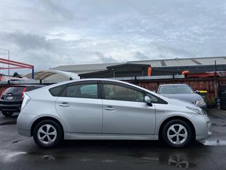 2015 Toyota Prius - Thumbnail