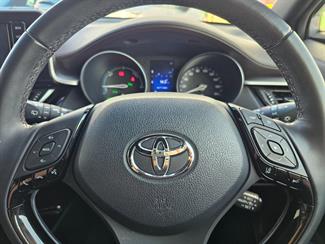 2017 Toyota C-HR - Thumbnail