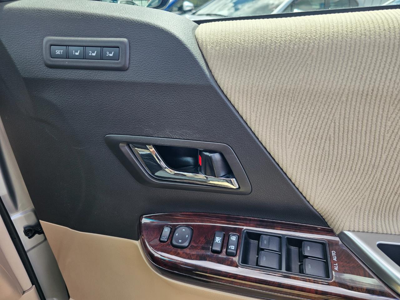 2014 Toyota Vellfire