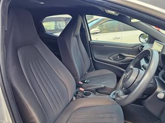 2021 Toyota YARIS - Thumbnail