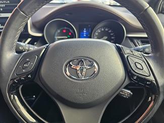 2017 Toyota C-HR - Thumbnail
