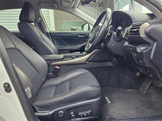 2014 Lexus IS 300h - Thumbnail