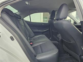 2014 Lexus IS 300h - Thumbnail